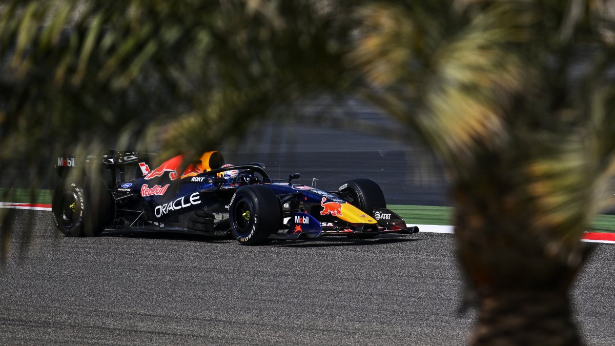 Max Verstappen s Red Bullem RB22 na testech v Bahrajnu