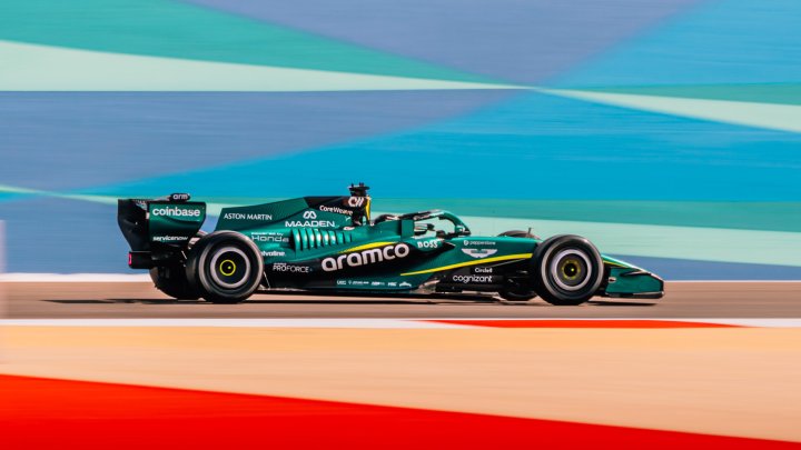 Lance Stroll s Aston Martinem AMR26 na testech v Bahrajnu