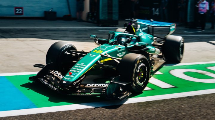 Lance Stroll s Aston Martinem AMR26 na testech v Bahrajnu