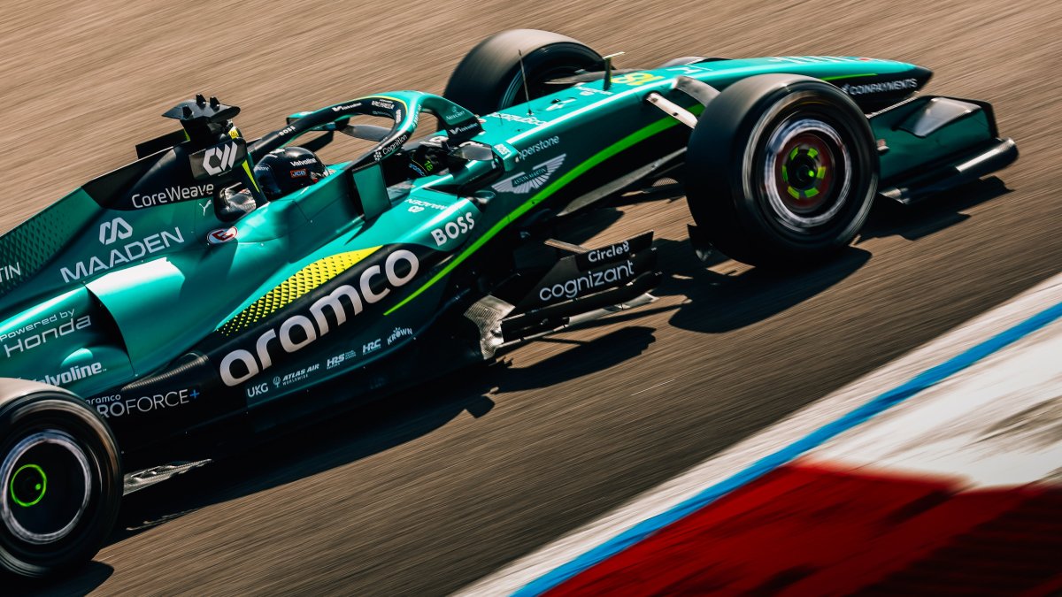 Lance Stroll s Aston Martinem AMR26 na testech v Bahrajnu