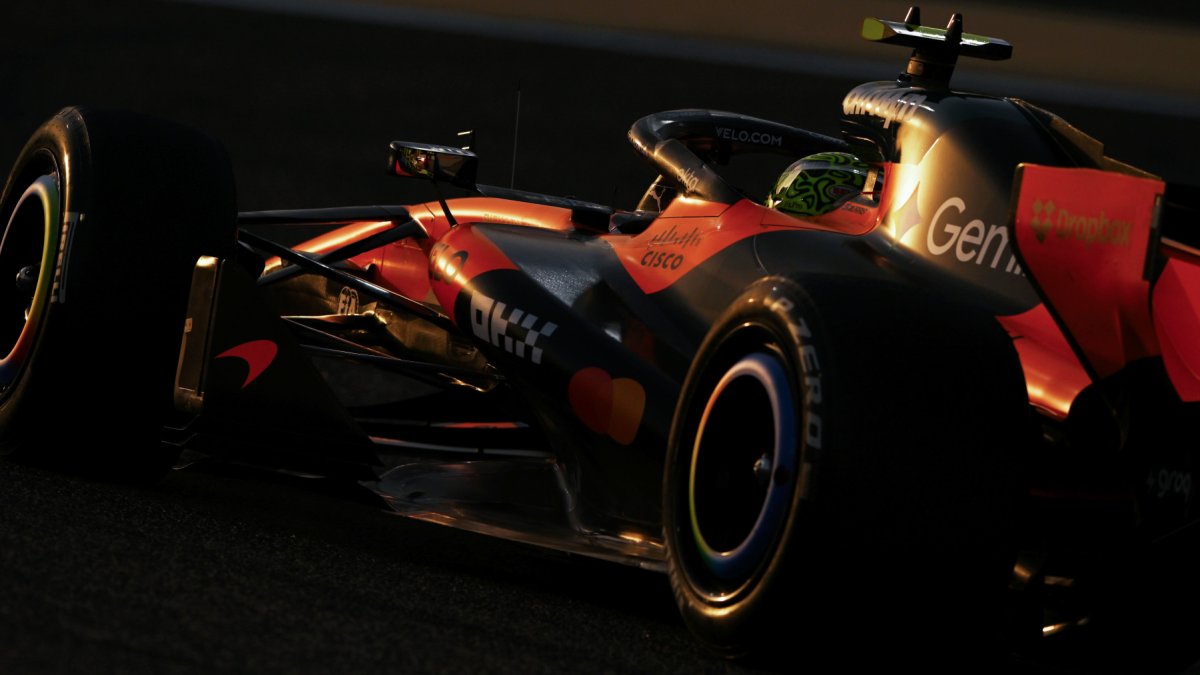 Lando Norris s Mclarenem MCL40 na testech v Bahrajnu