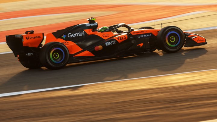 Lando Norris s Mclarenem MCL40 na testech v Bahrajnu