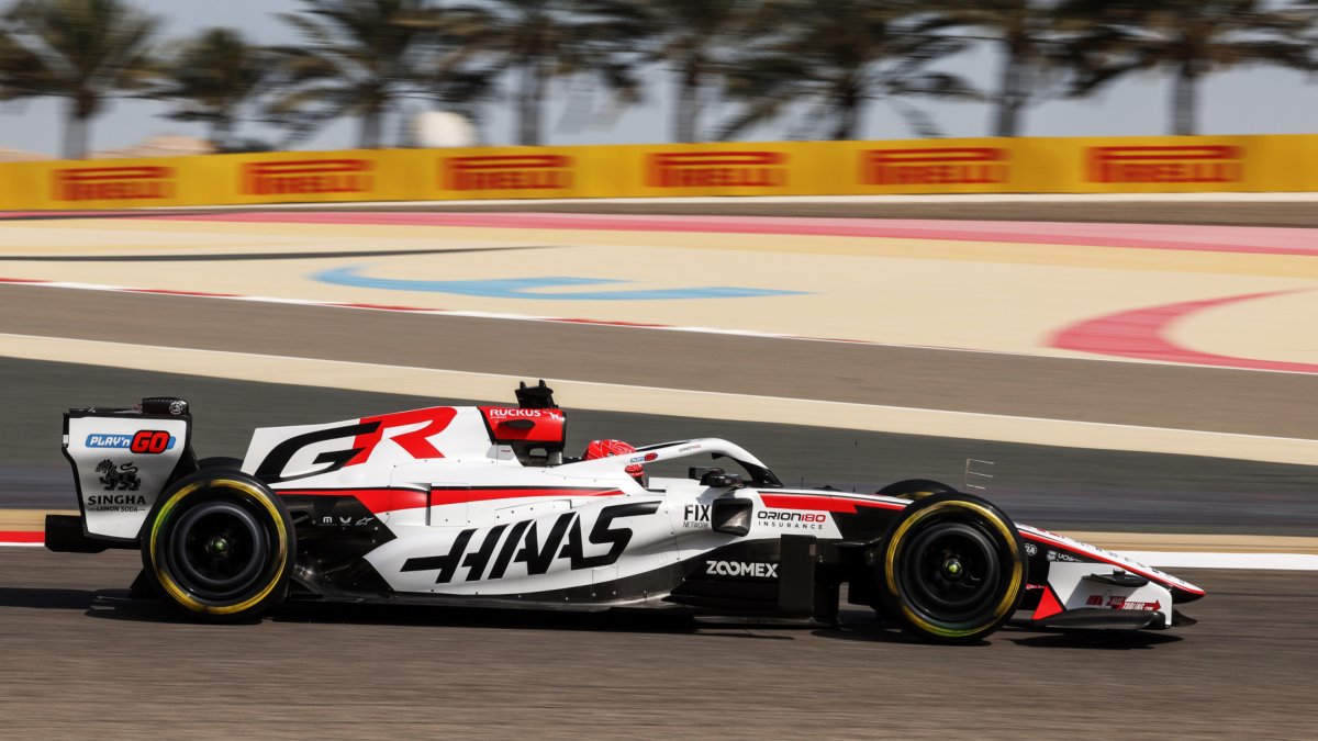 Esteban Ocon na testech v Bahrajnu