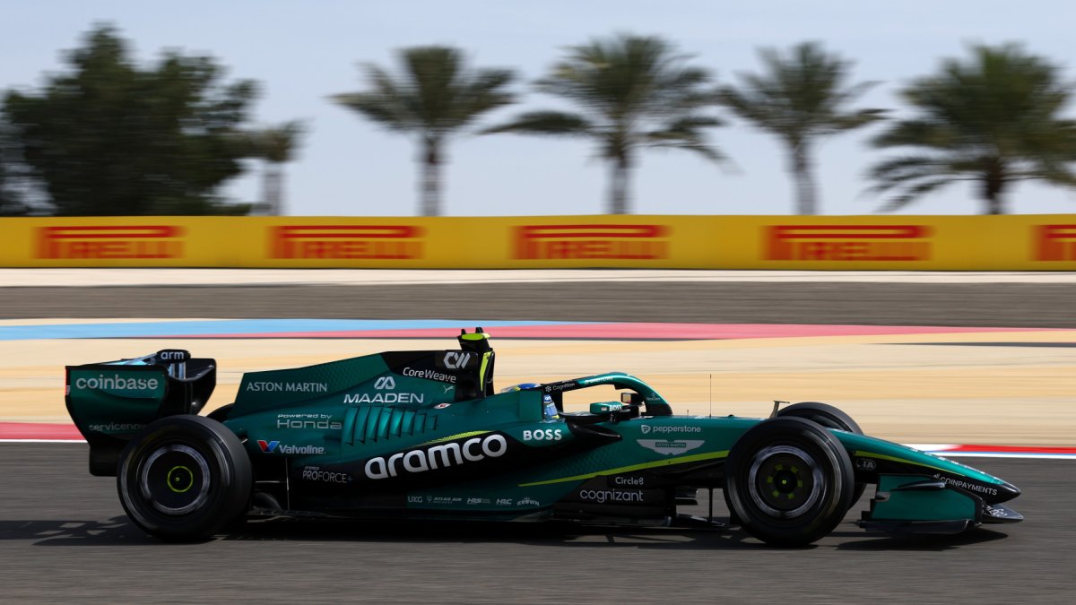 Fernando Alonso na testech v Bahrajnu