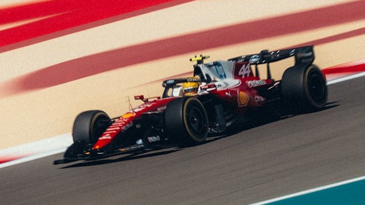 Lewis Hamilton v Bhrajnu s Ferrari SF-26