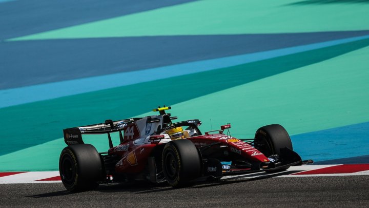 Lewis Hamilton s Ferrari SF-26 v Bahrajnu