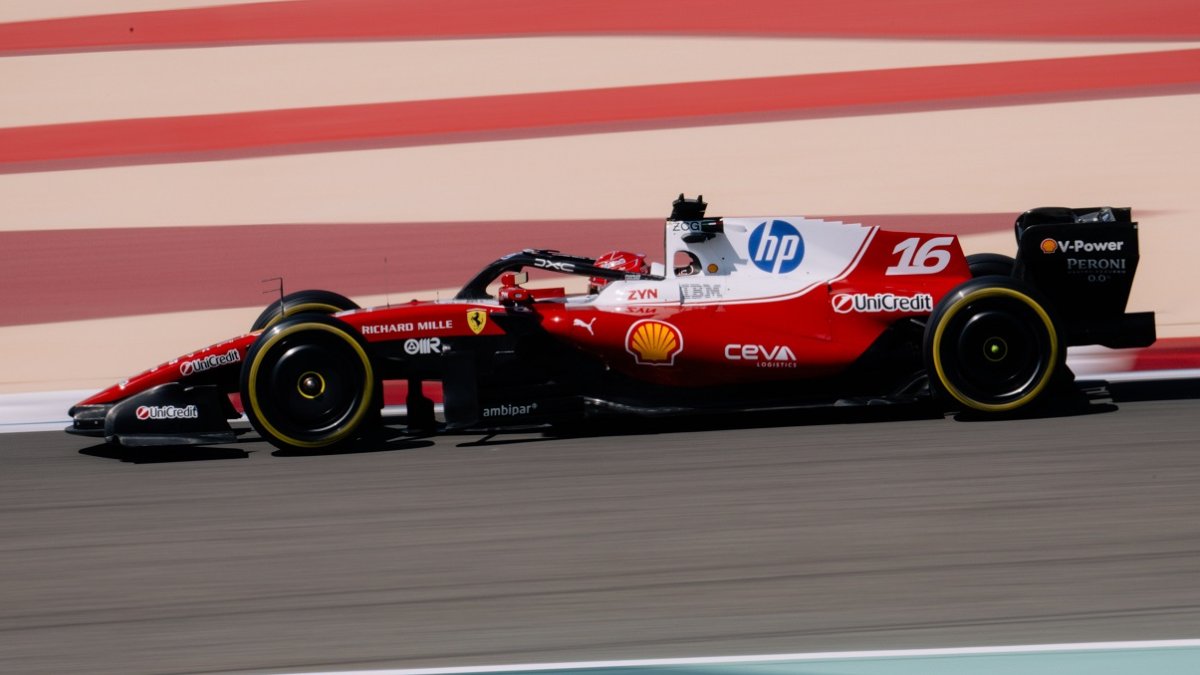 Charles Leclerc s Ferrari SF-26 na testech v Bahrajnu