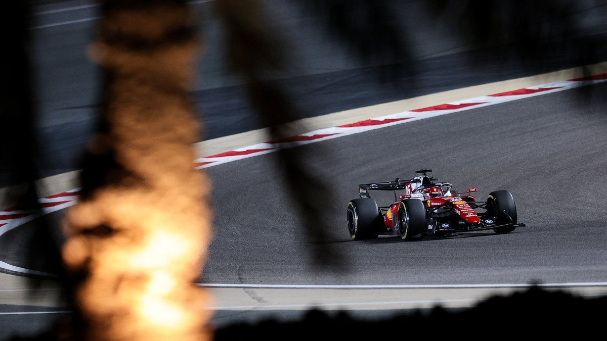 Charles Leclerc s Ferrari SF-26 na testech v Bahrajnu