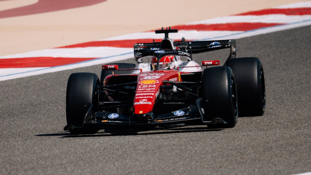 Charles Leclerc s Ferrari SF-26 na testech v Bahrajnu