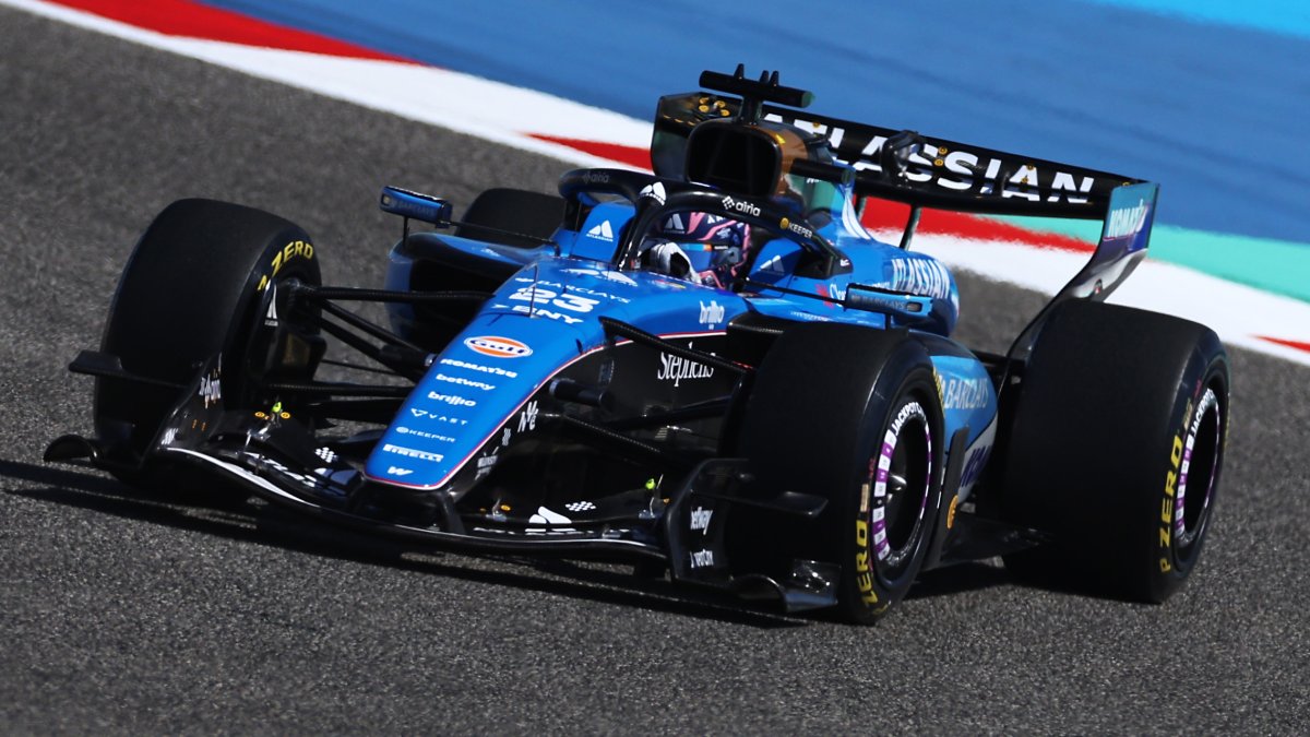 Alex Albon na testech v Bahrajnu