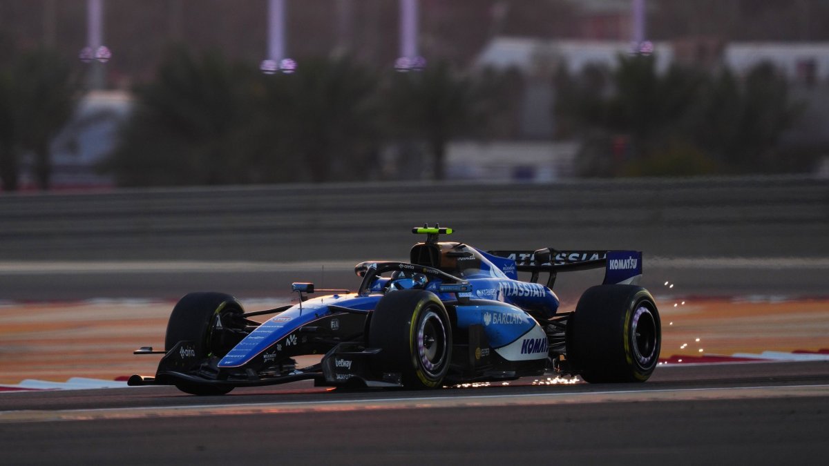 Carlos Sainz na testech v Bahrajnu