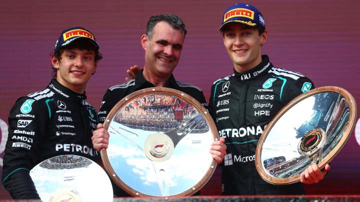 George Russell a Kimi Antonelli na podiu v Austrálii 