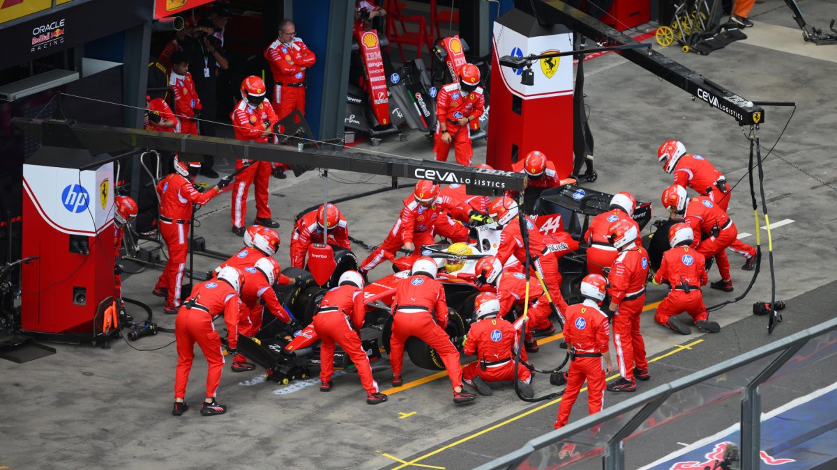 Zastávka Lewise Hamiltona