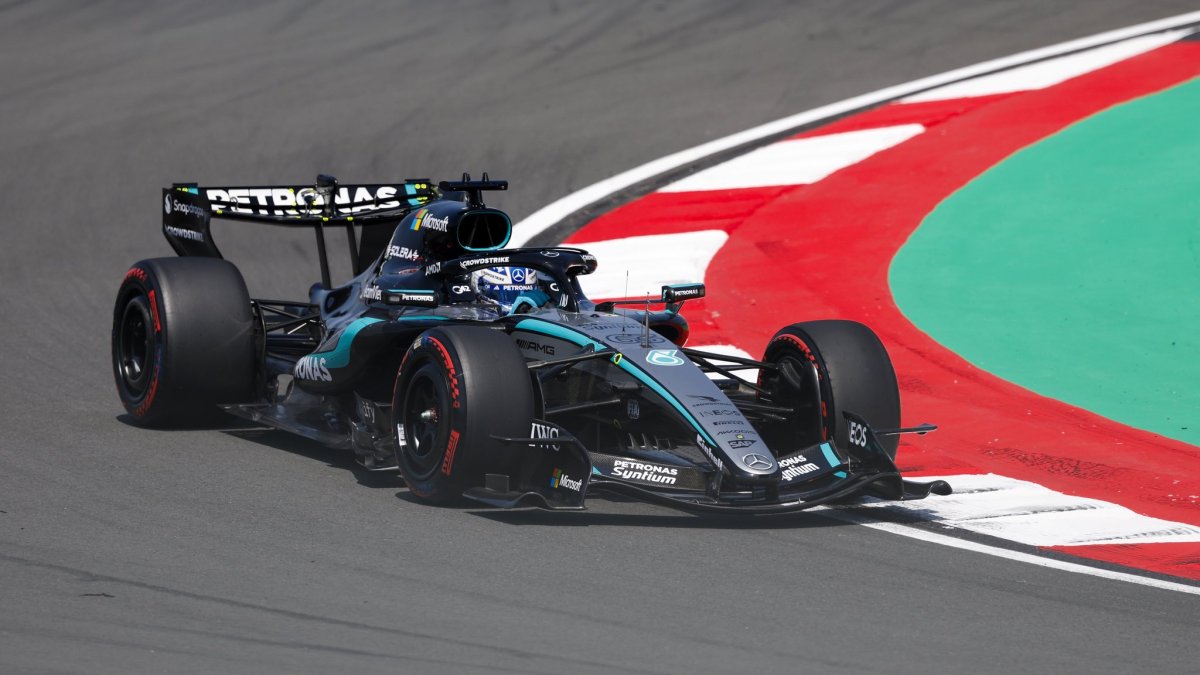 Mercedes s Georgem Russellem v Číně