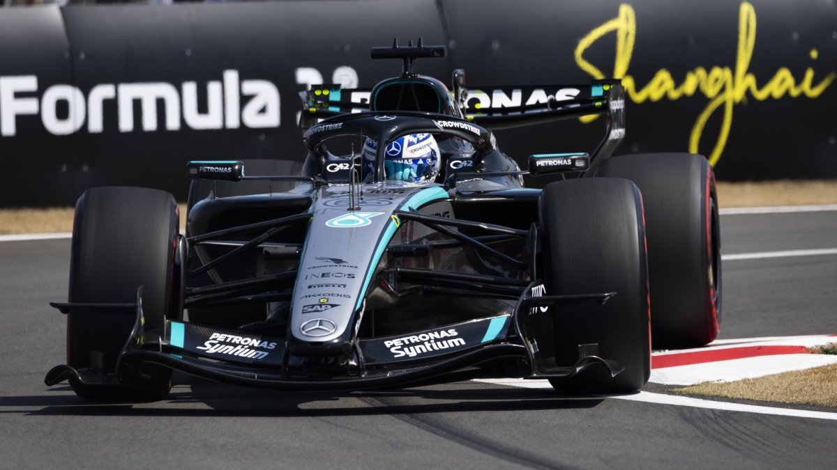 Mercedes s Georgem Russellem v Číně