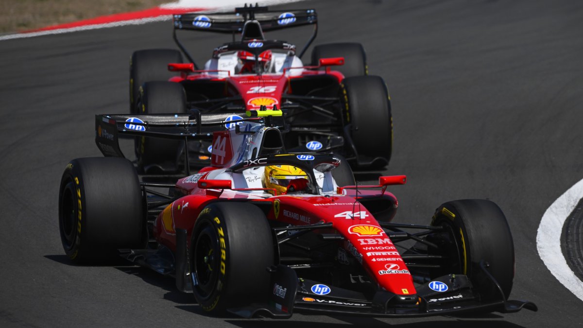 Lewis Hamilton a Charles Leclerc během sprintu