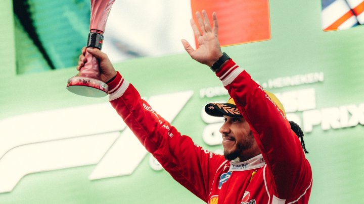 Lewis Hamilton slaví první podium s Ferrari