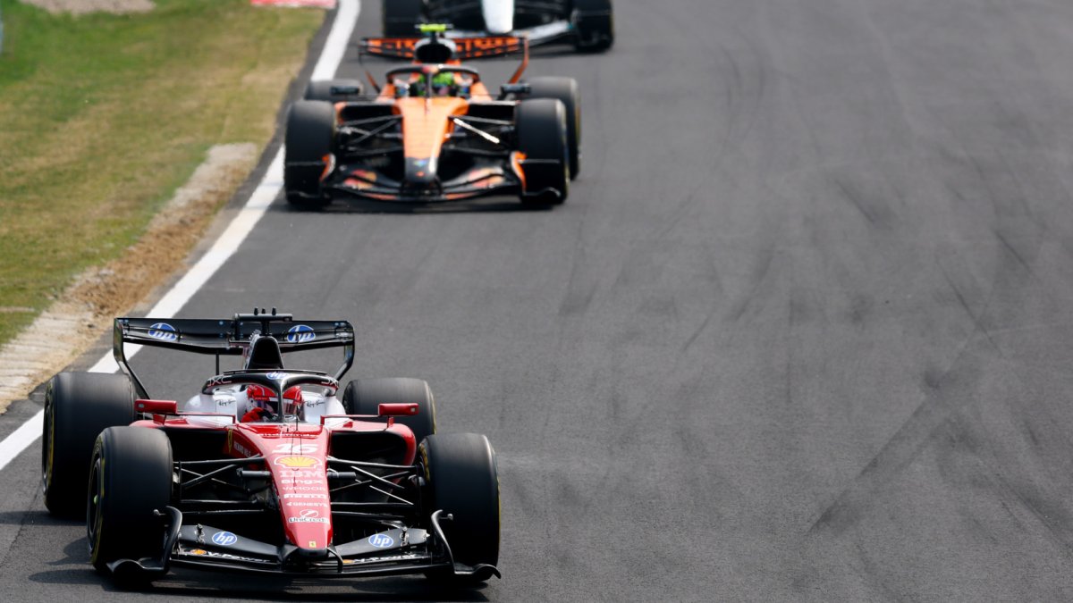 Charles Leclerc a Lando Norris během GP Japonska