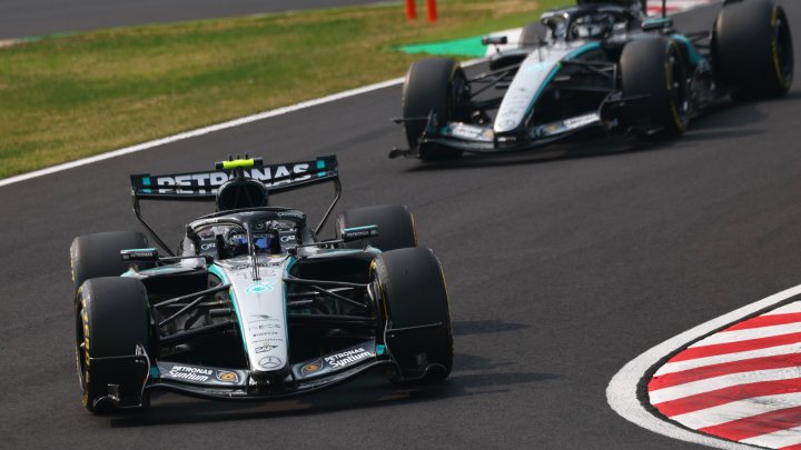 Kimi Antonelli před kolegou Georgem Russellem v Japonsku