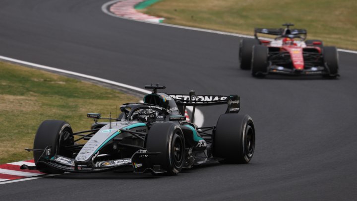 George Russell před Charlesem Leclercem