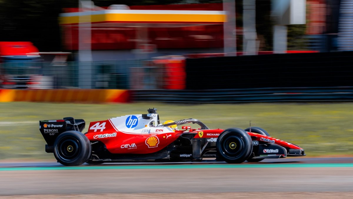 Lewis Hamilton během testu pneumatik v Maranellu