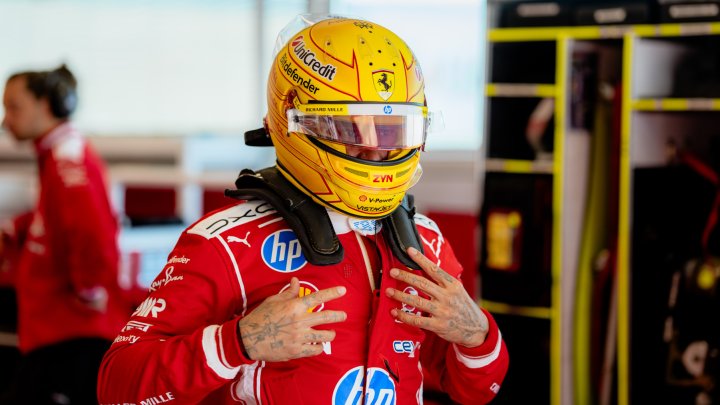 Lewis Hamilton během testu pneumatik v Maranellu