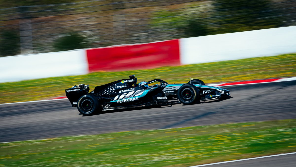 George Russell během testů Pirelli