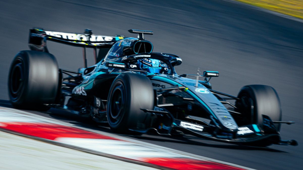 George Russell během testů Pirelli