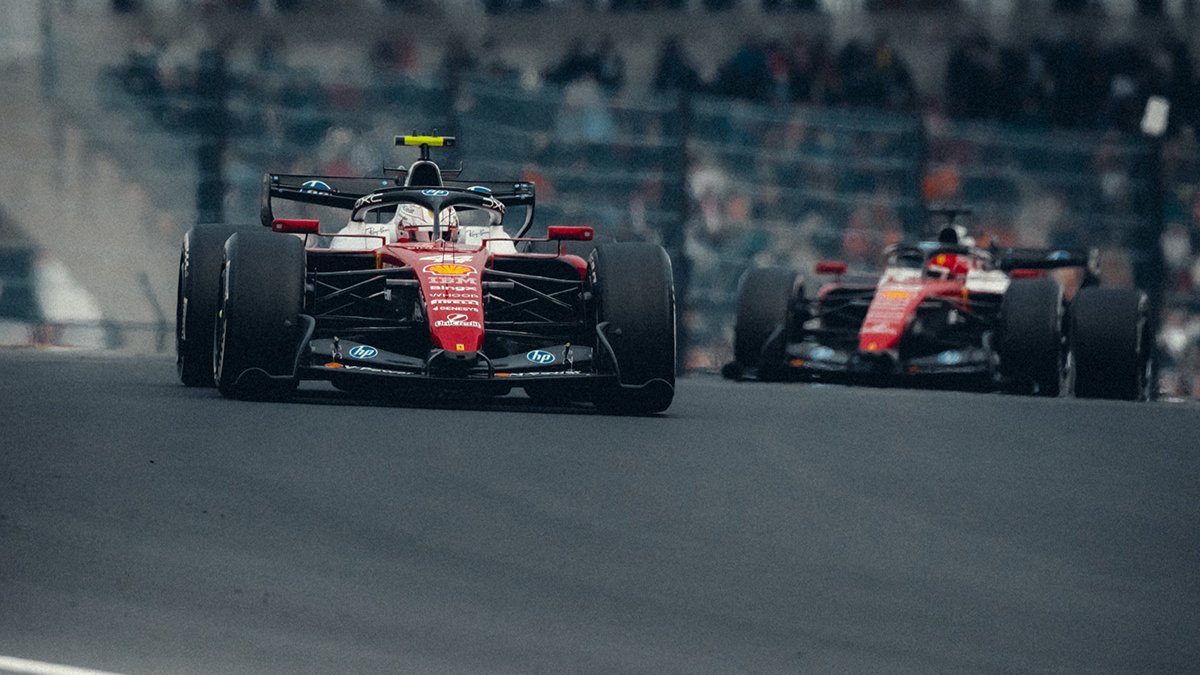 Lewis Hamilton a Charles Leclerc v Suzuce