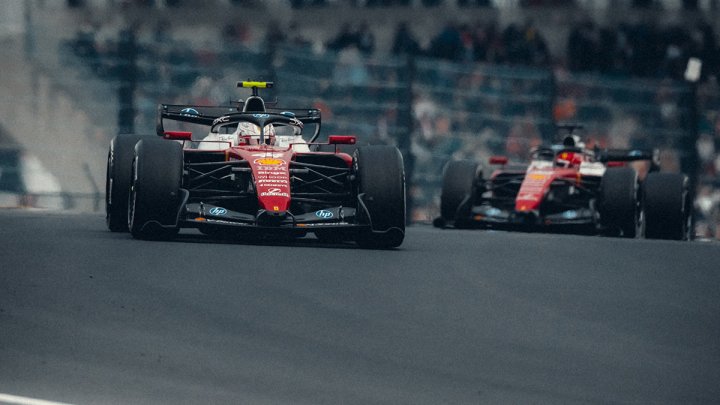 Lewis Hamilton a Charles Leclerc v Suzuce