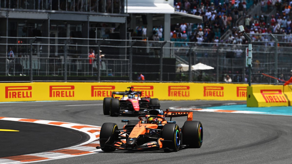 Oscar PIastri a Charles Leclerc