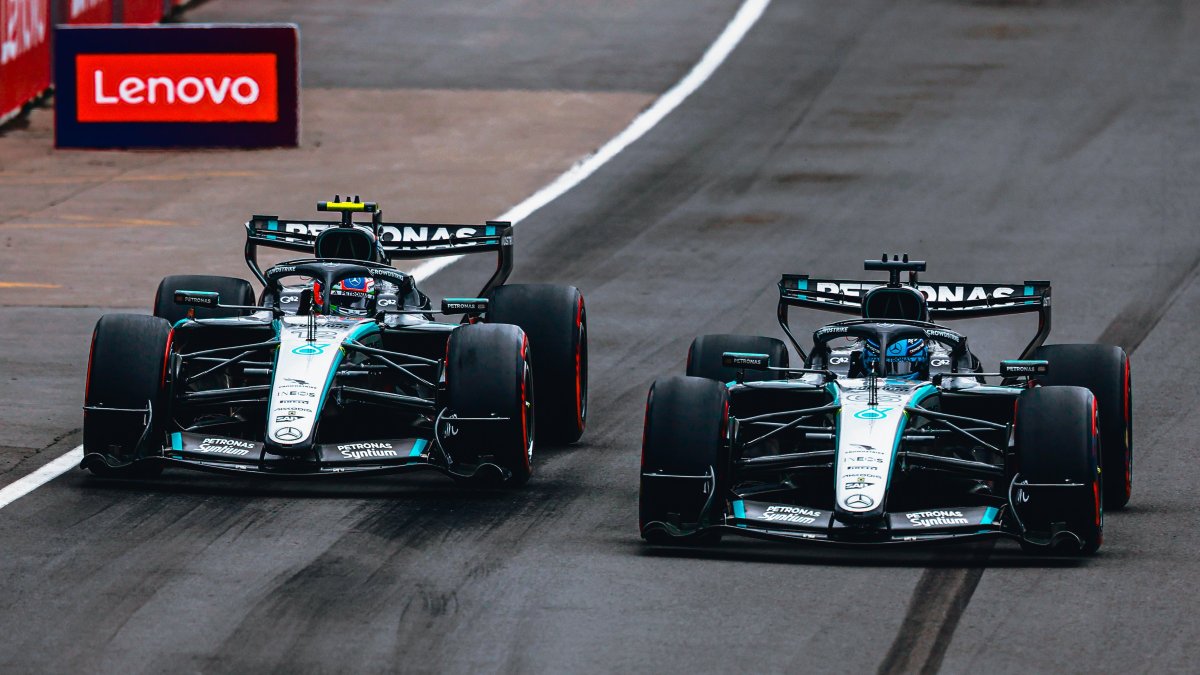 Kimi Antonelli a George Russell během souboje v Kanadě