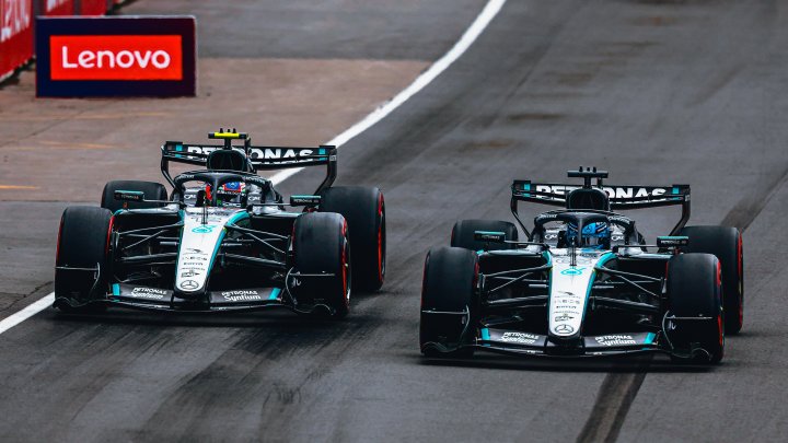 Kimi Antonelli a George Russell během souboje v Kanadě