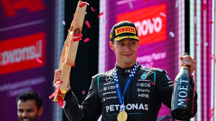 George Russell slaví vítězstvi ve Velké ceně Rakouska 2026