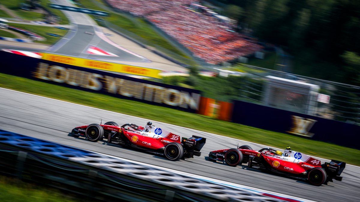 Charles Leclerc a Lewis Hamilton v Rakousku