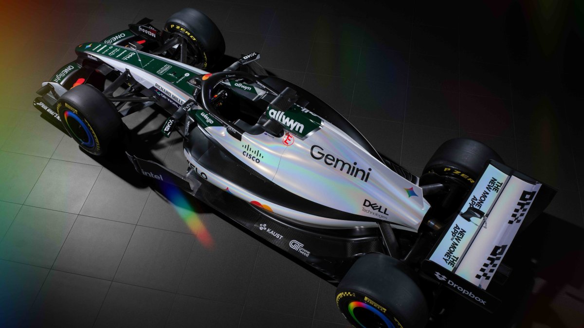Speciální lakování Mclarenu MCL40 pro GP Británie