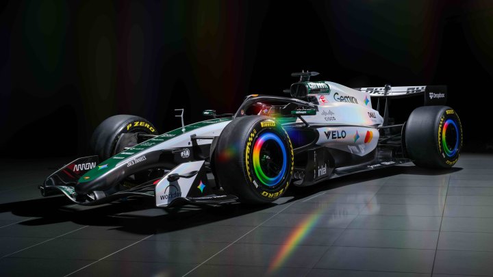 Speciální lakování Mclarenu MCL40 pro GP Británie