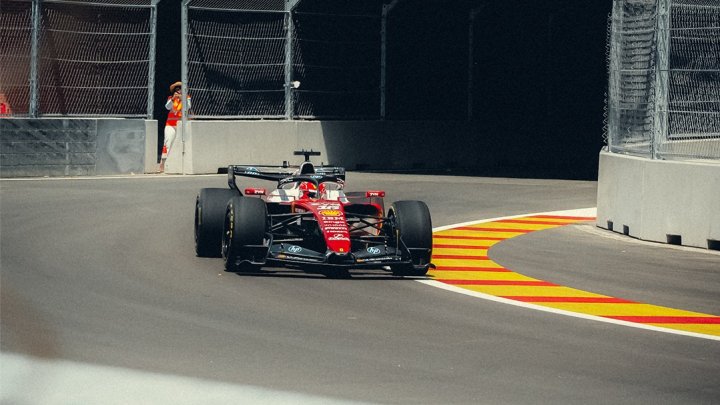 Charles Leclerc absolvoval na Madringu první kola