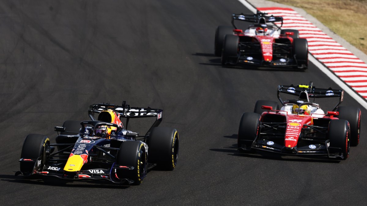 Max Verstappen v souboji s Lewisem Hamiltonem