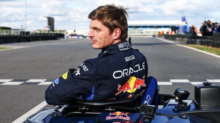 Max Verstappen před závodem motokár proti 100 soupeřům